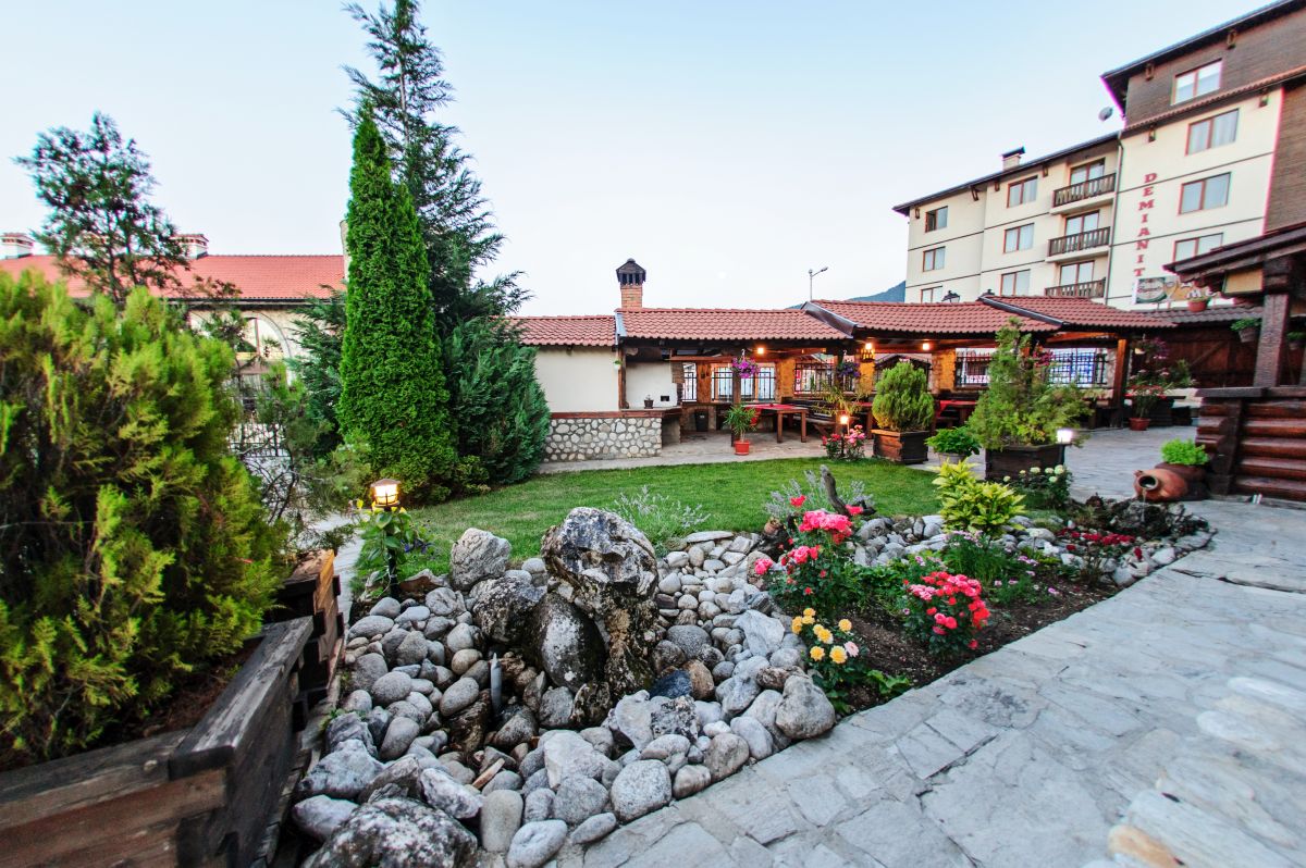 Dumanov Hotel Bansko-Letnja basta.jpg