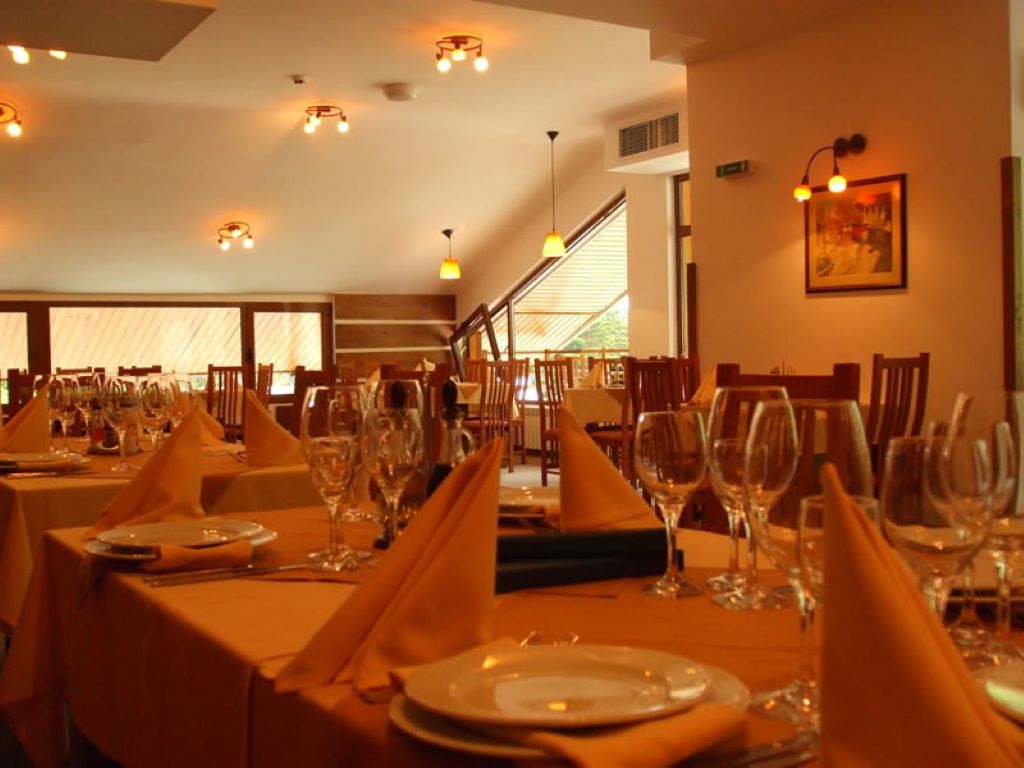 Yanakiev Hotel Borovets-Restoran.jpg