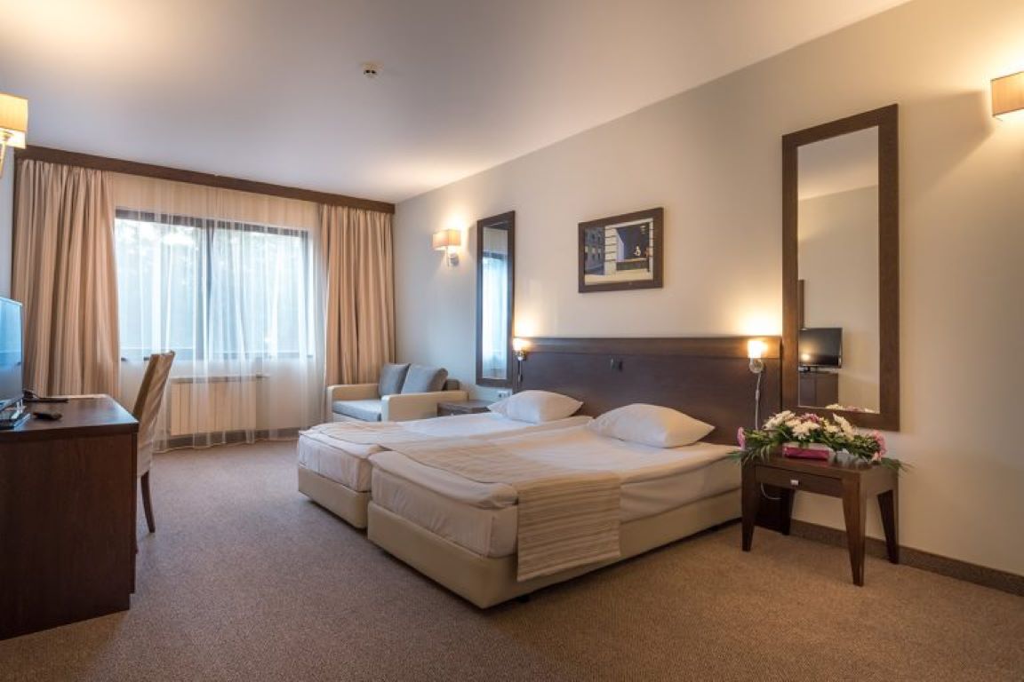 Lion Hotel Borovets-Standardna veca soba.jpg