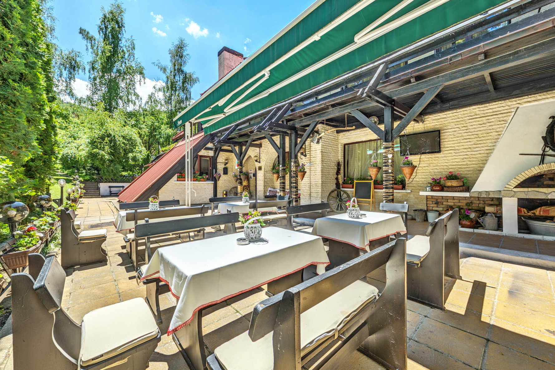 Breza Hotel Borovets-Suncana terasa.jpg