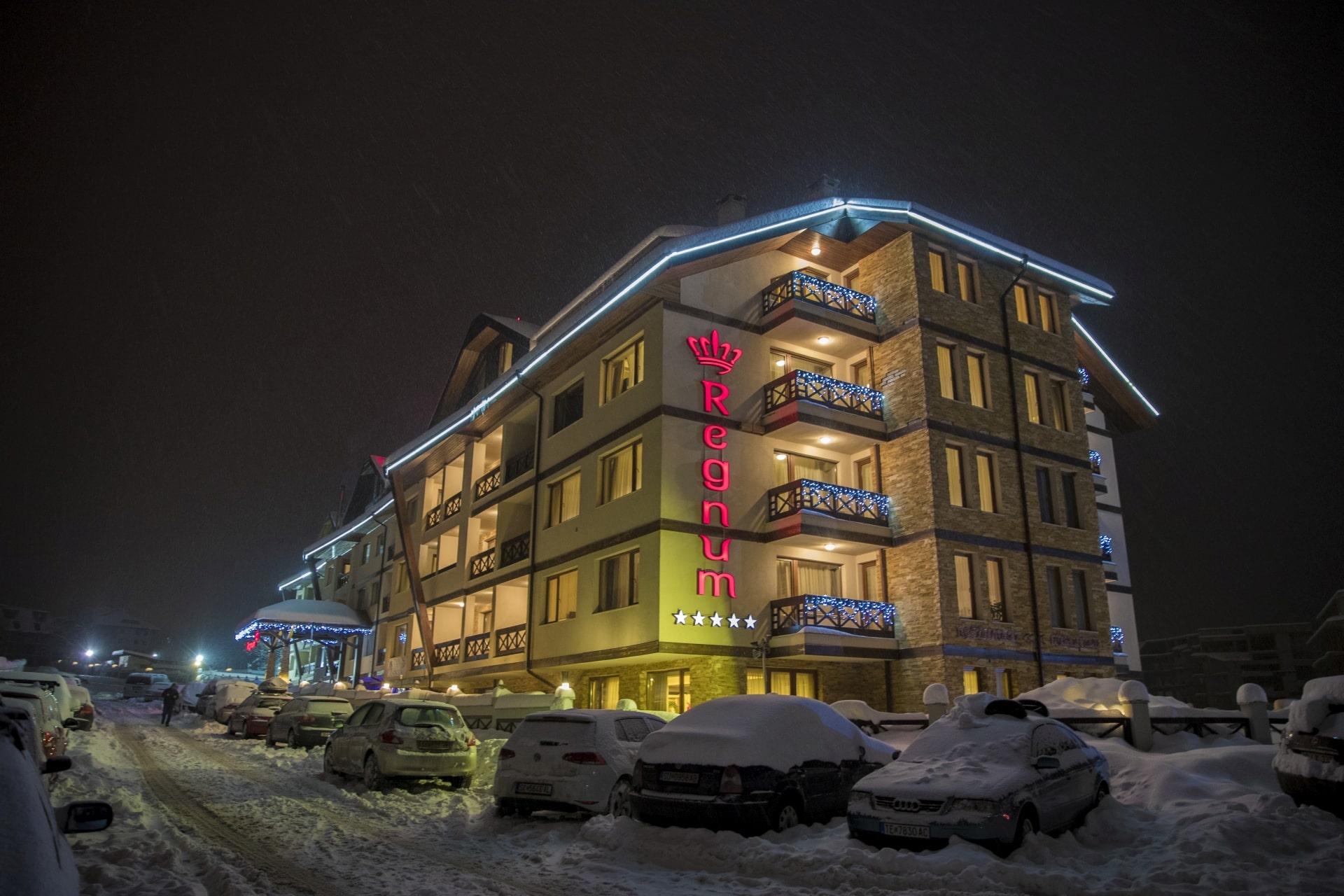 Regnum Apart Hotel & SPA - izgled spolja noću iz drugog ugla.jpg