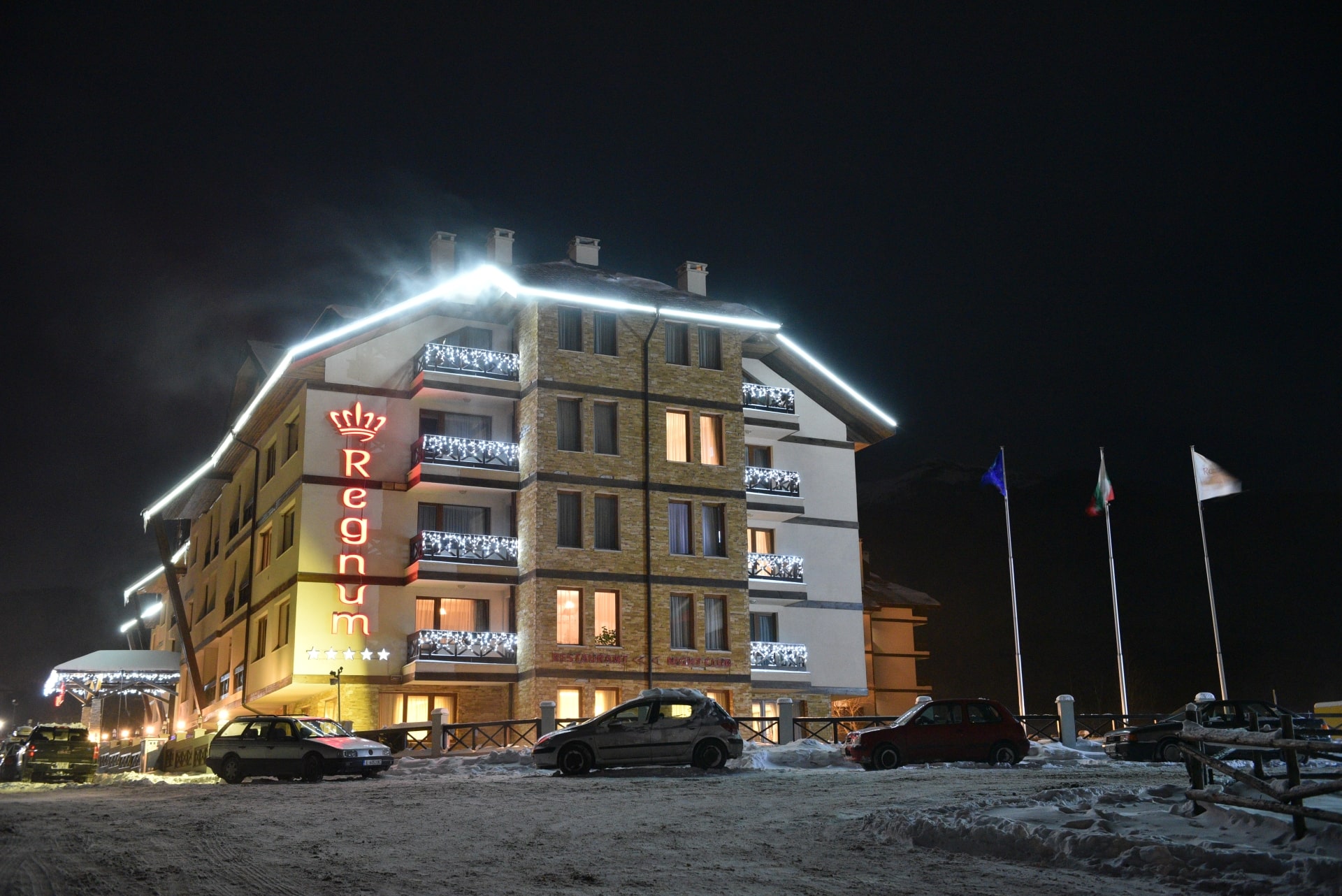 Regnum Apart Hotel & SPA - izgled spolja noću.jpg