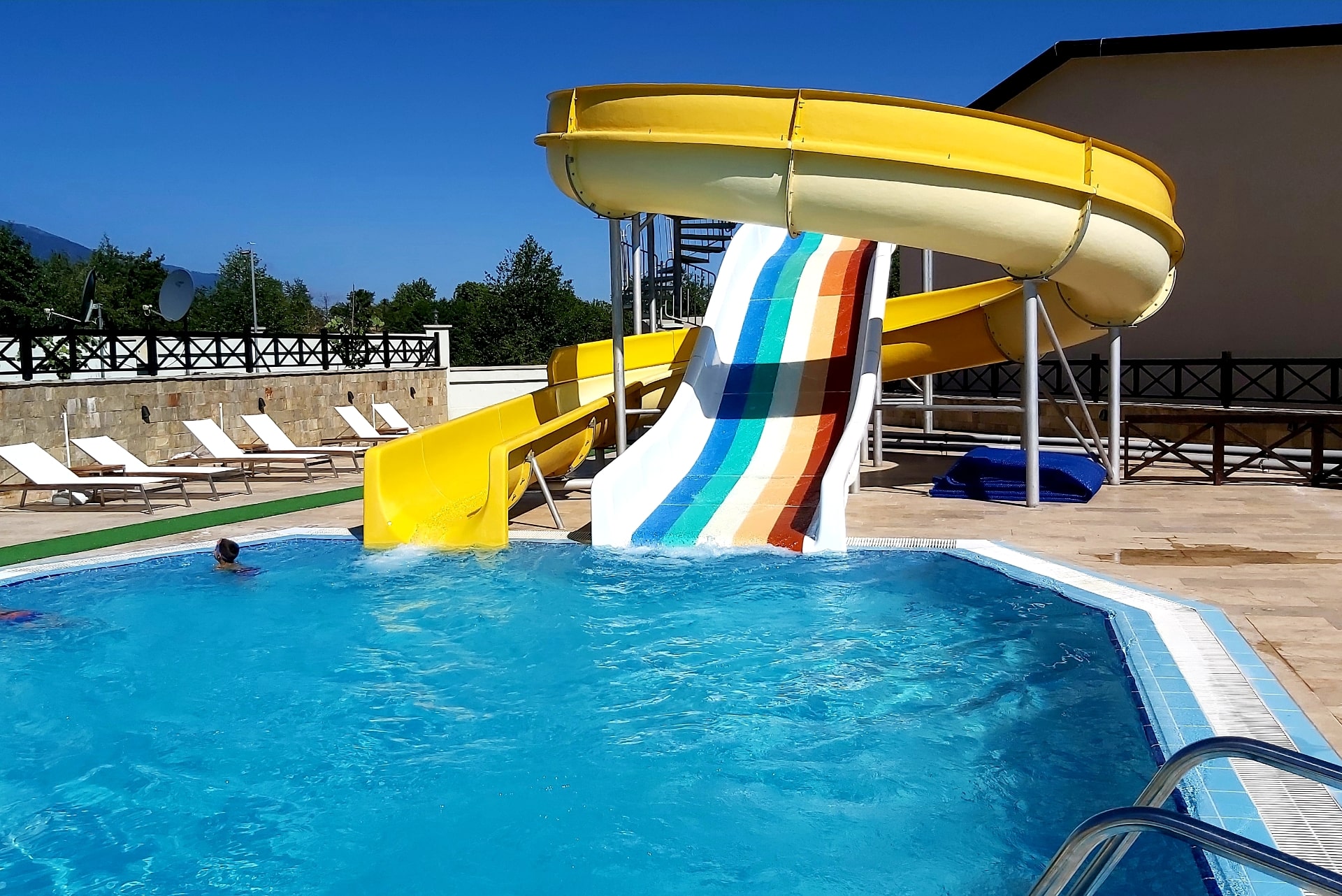 Regnum Apart Hotel & Spa-Bazen sa toboganima.jpg