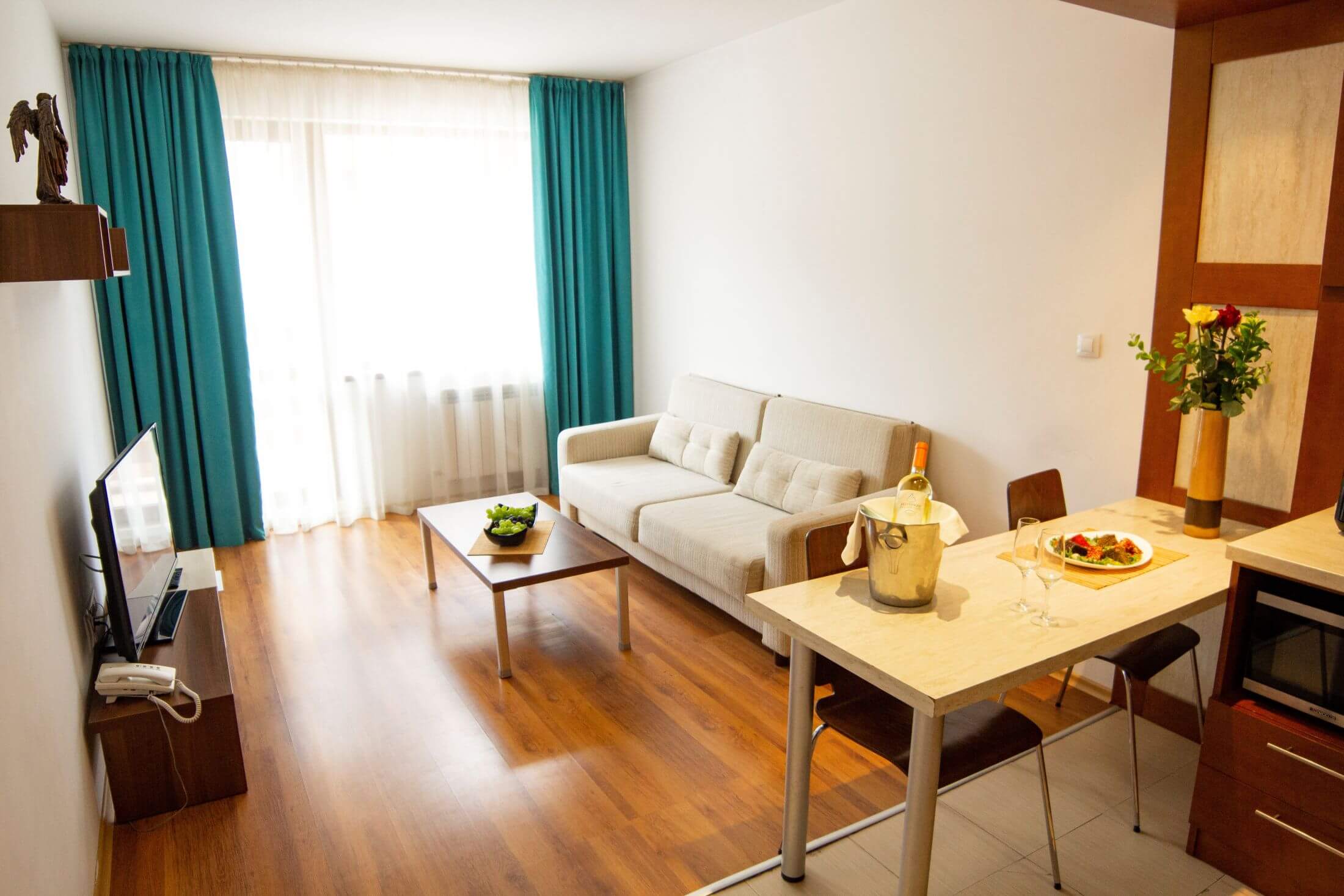 Belvedere Holiday Club - One room apartment - deo za sedenje.jpg