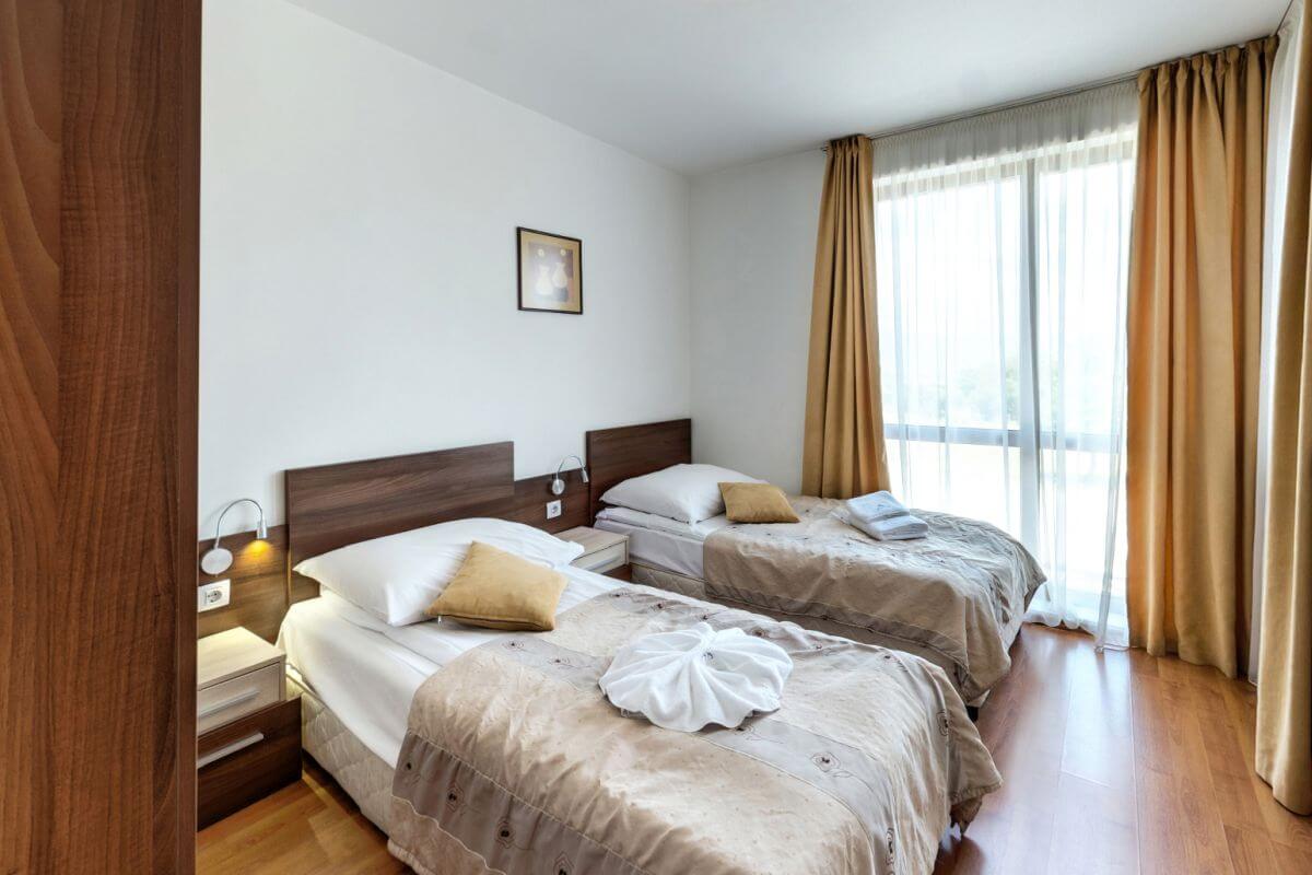 Belvedere Holiday Club - one room apartment - dva single ležaja.jpg