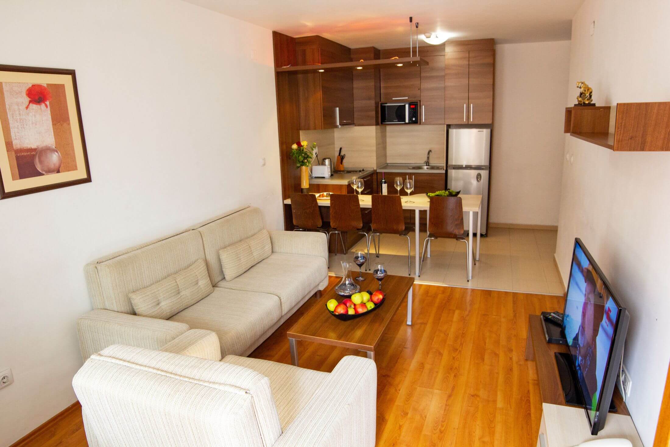 Belvedere Holiday Club - two bedroom apartment - deo za sedenje i TV.jpg