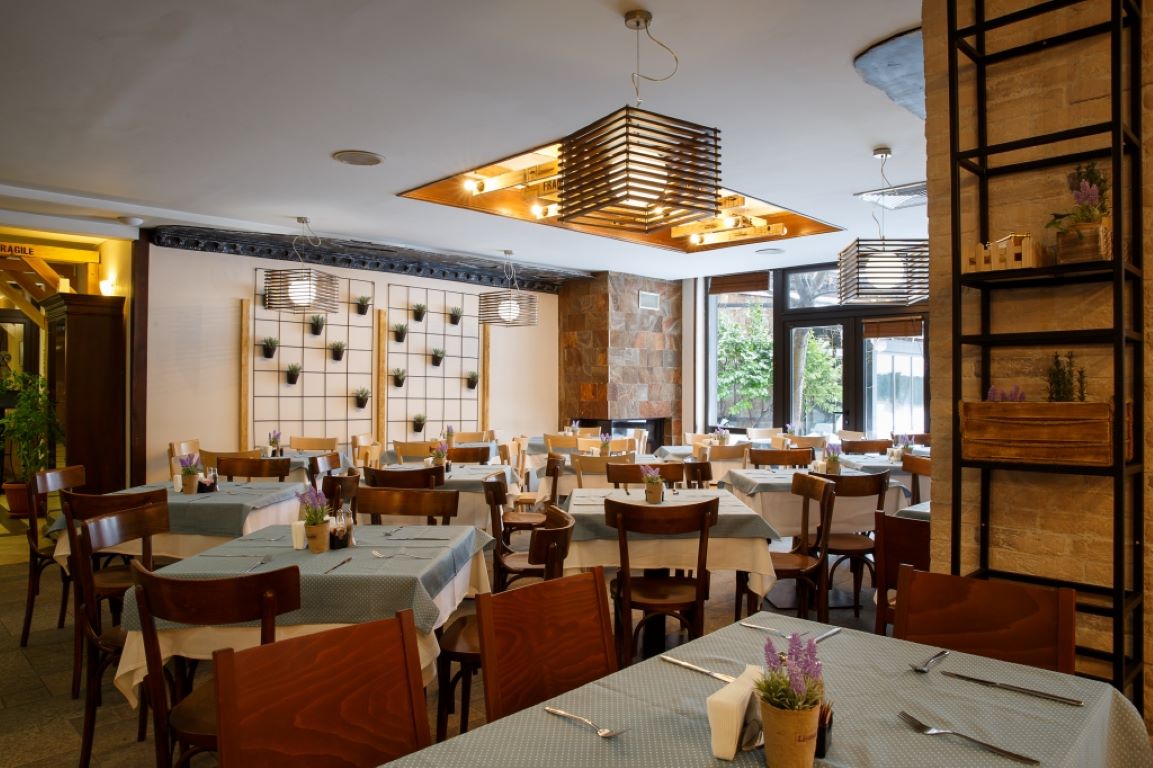 Casa Karina - stolovi restorana iz drugog ugla.jpg
