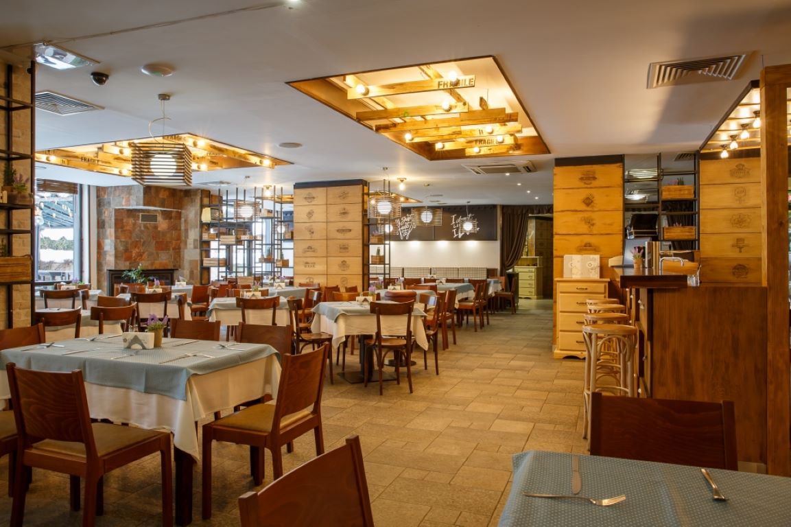 Casa Karina - stolovi restorana.jpg