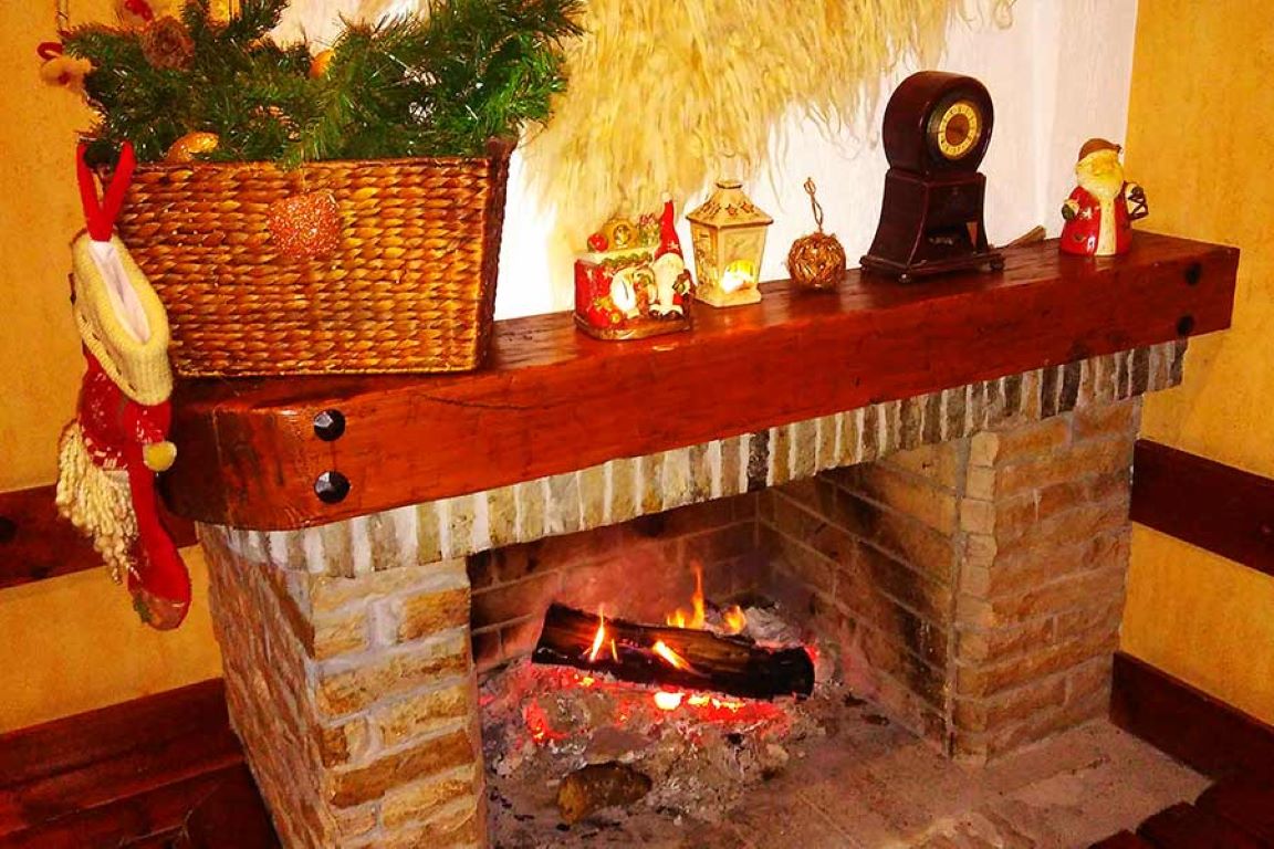 Evelina Palace-Lobby kamin.jpg