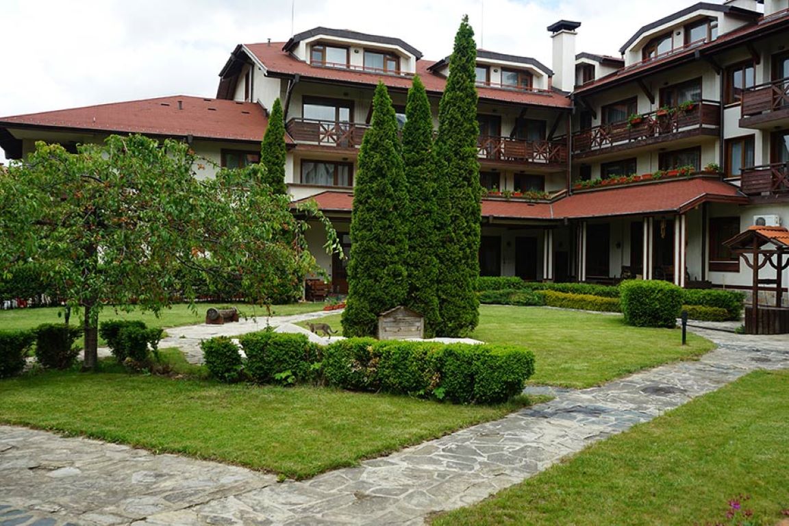 Hotel Evelina Palace-Letnja basta.jpg
