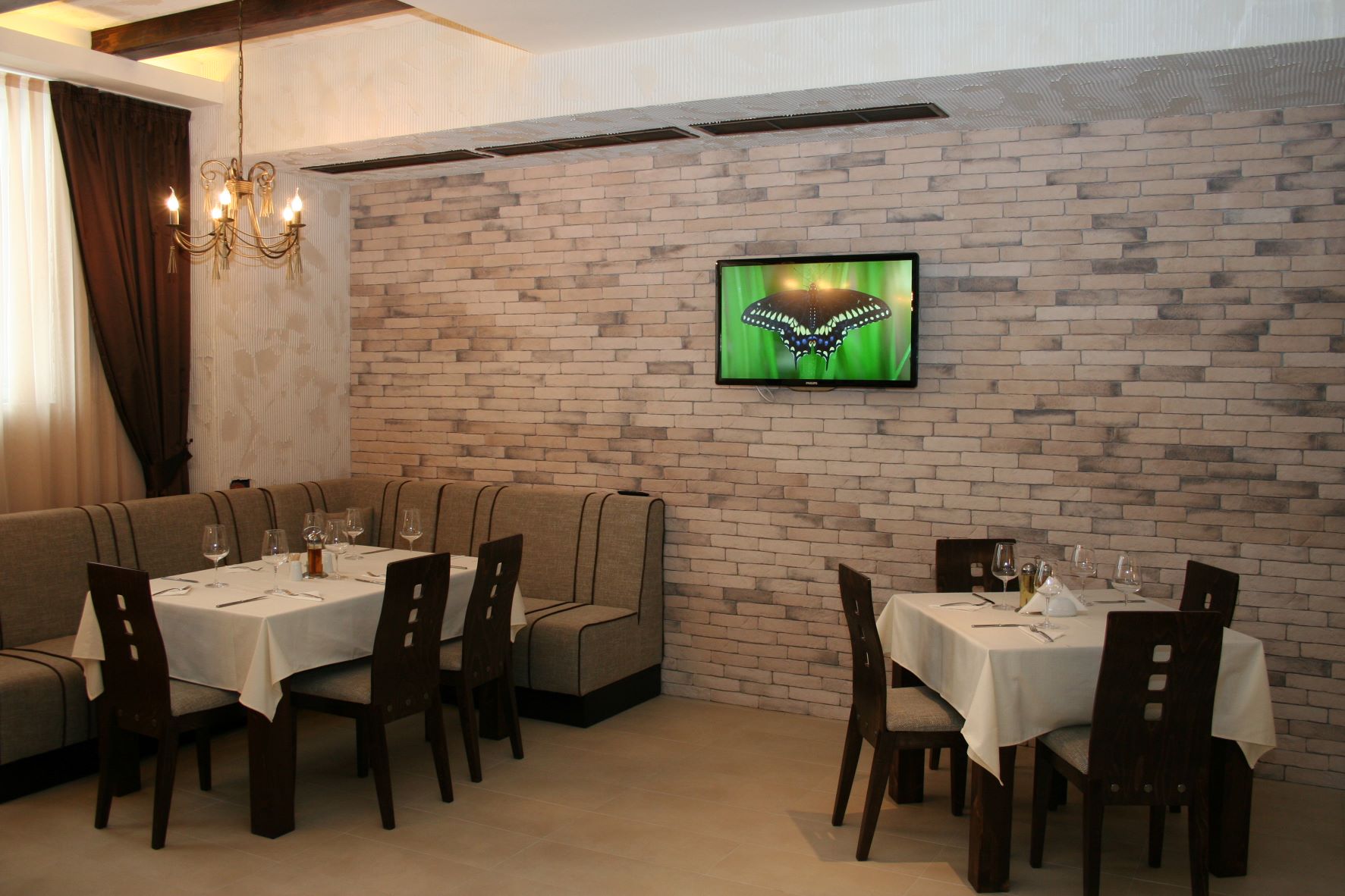 Grand Royal Apartments & Spa  - stolovi i stolice u restoranu.JPG