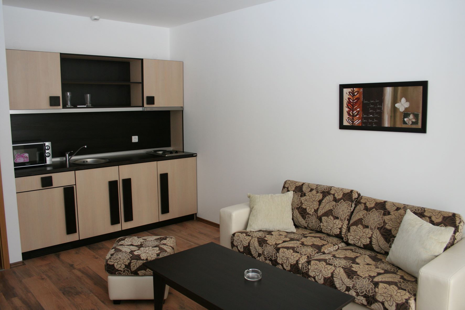 Grand Royal Apartments & Spa - One bedroom apartment -  deo za sedenje iz drugog ugla.JPG