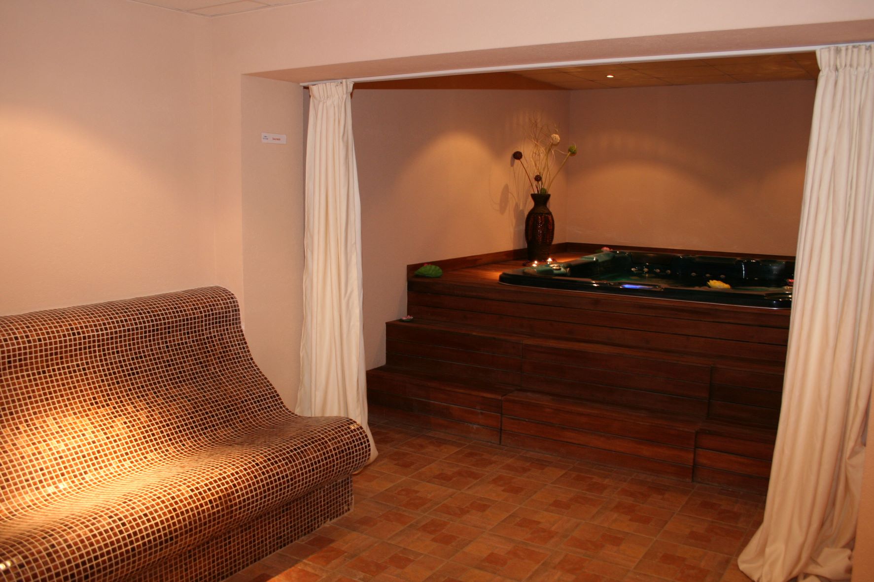Hotel Grand Royal apartments and Spa - spa - đakuzi.JPG