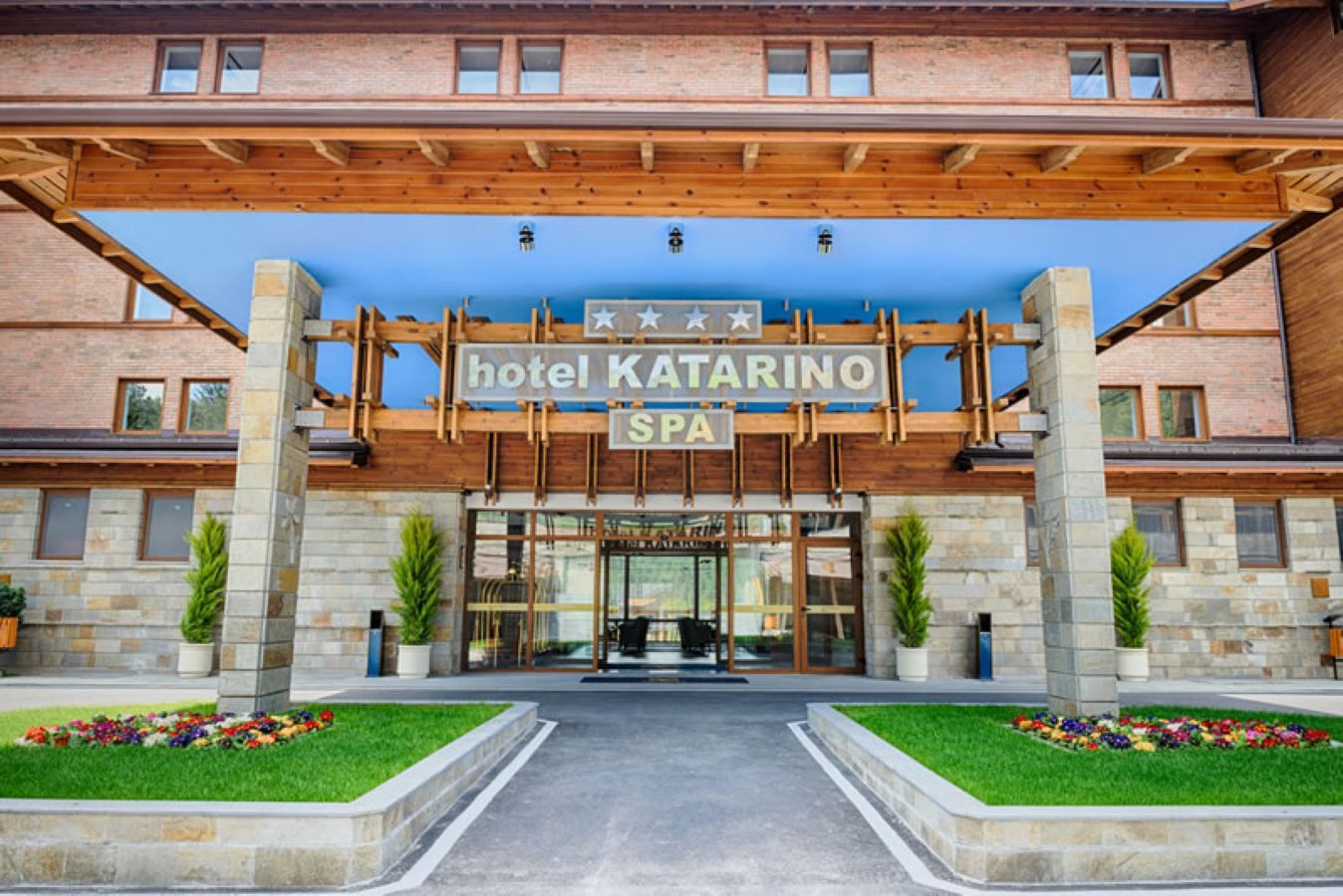 Katarino - ulaz u hotel.jpg