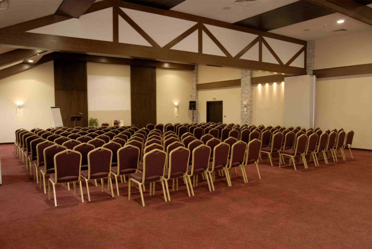 Hotel Lion Bansko - sala za konferencije iz jos jednog ugla.jpg
