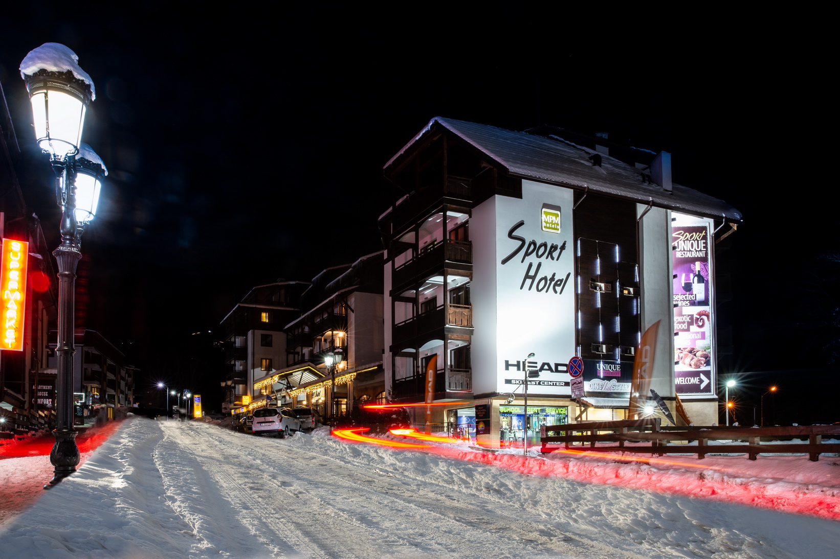 MPM Hotel Sport - izgled spolja noću.jpg