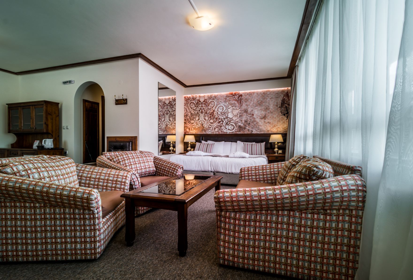 Platinum Hotel & Casino - Junior suite - deo za sedenje.jpg