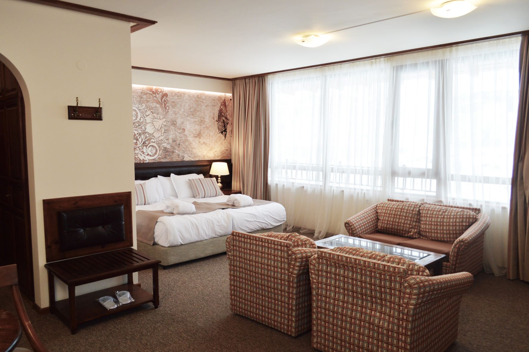 Platinum Hotel & Casino - Junior suite - francuski ležaj.jpg