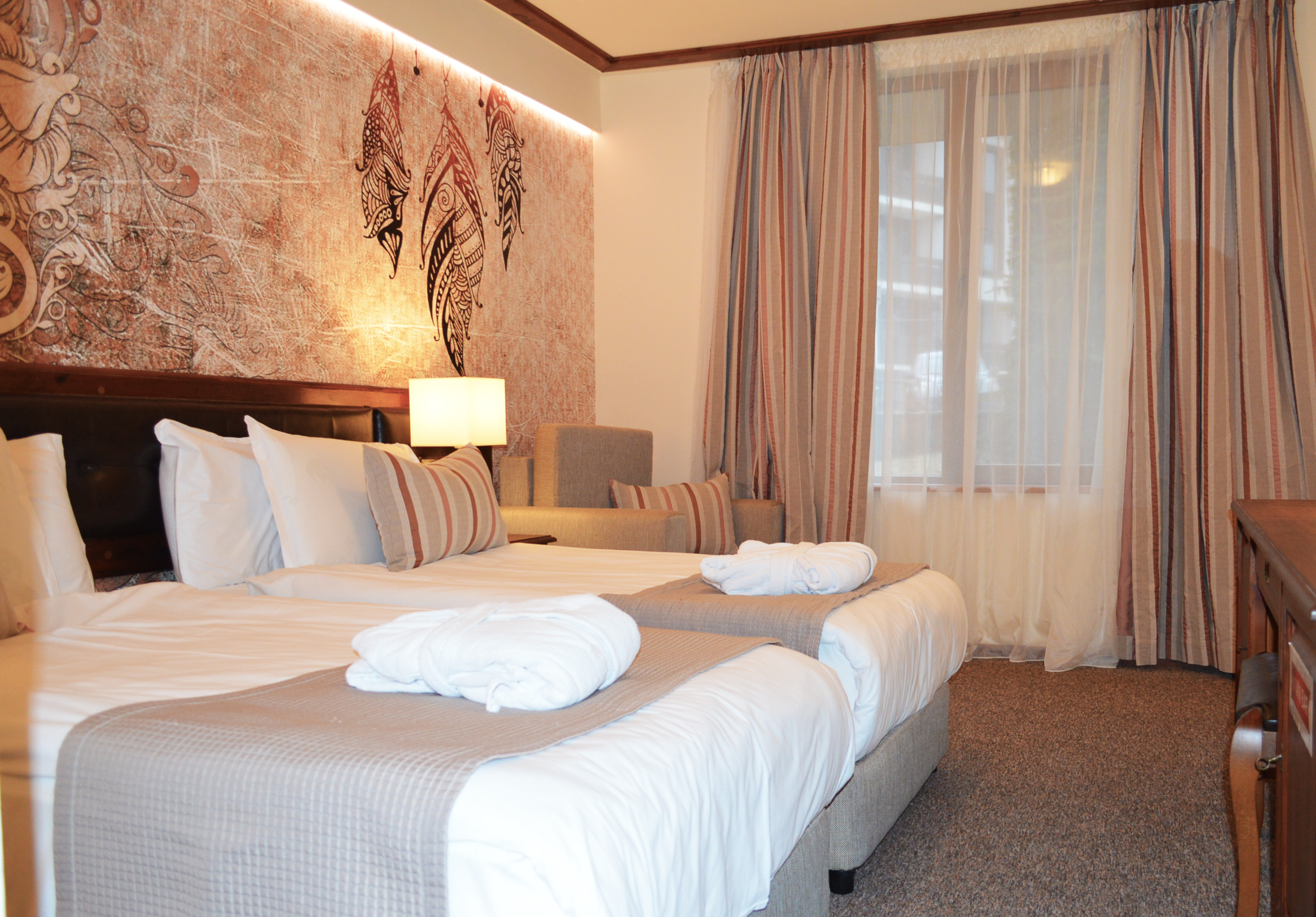 Platinum Hotel & Casino - standard room no balcony - dva single ležaja.jpg