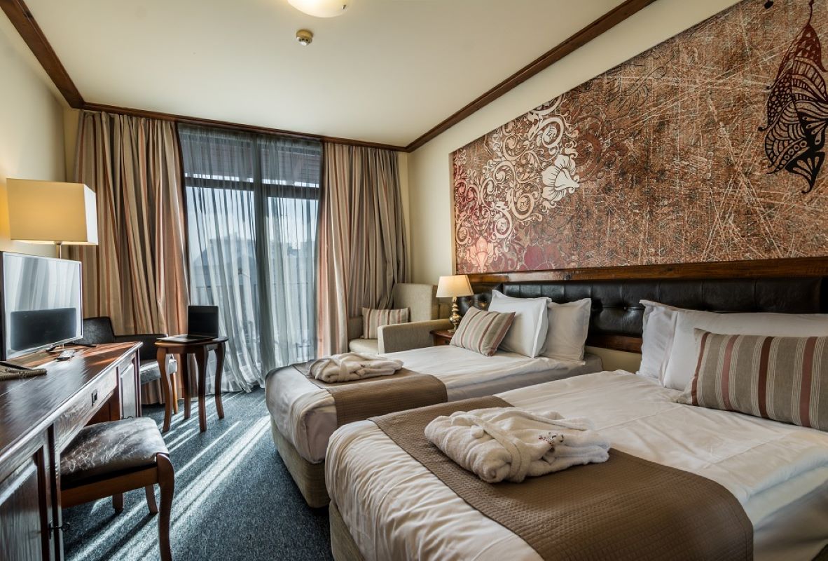Platinum Hotel & Casino - standard room with balcony - dva single ležaja iz drugog ugla.jpg