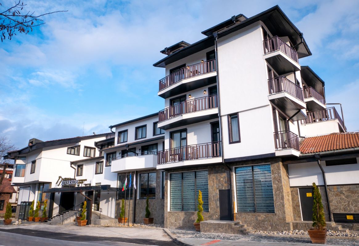 Hotel Riverside - pogled na hotel spolja.jpg