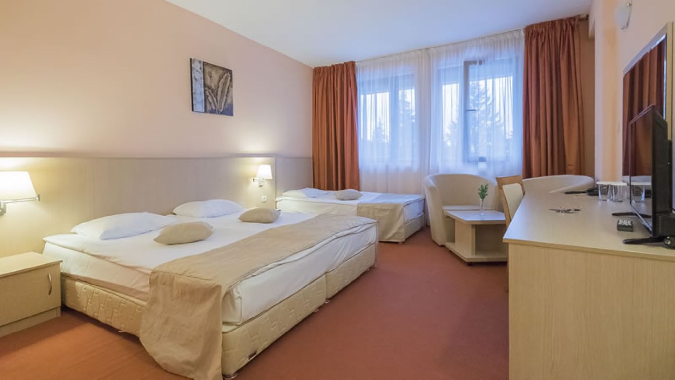 Hotel Orpheus-Trokrevetna soba.jpg
