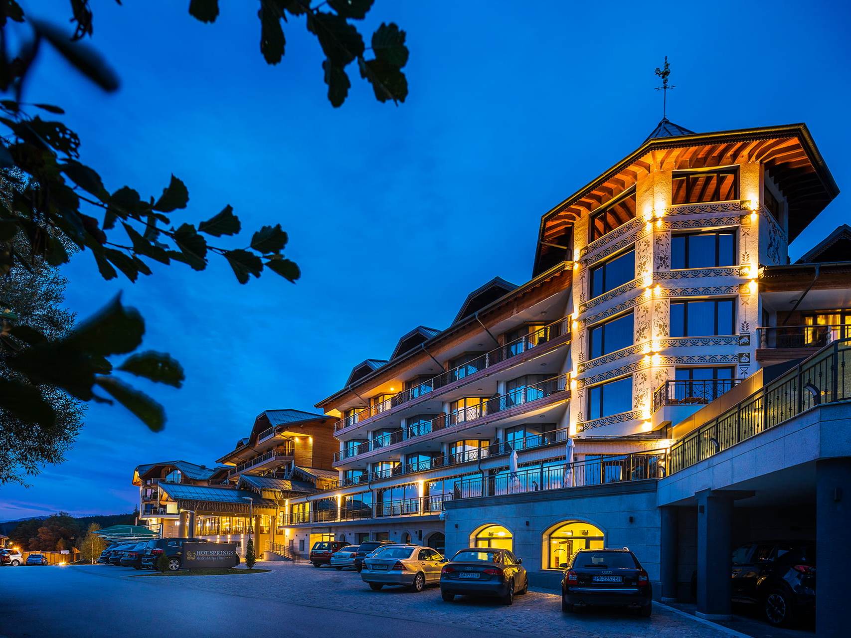 Hot Springs Medicine & Spa Hotel-Nocni izgled.jpg