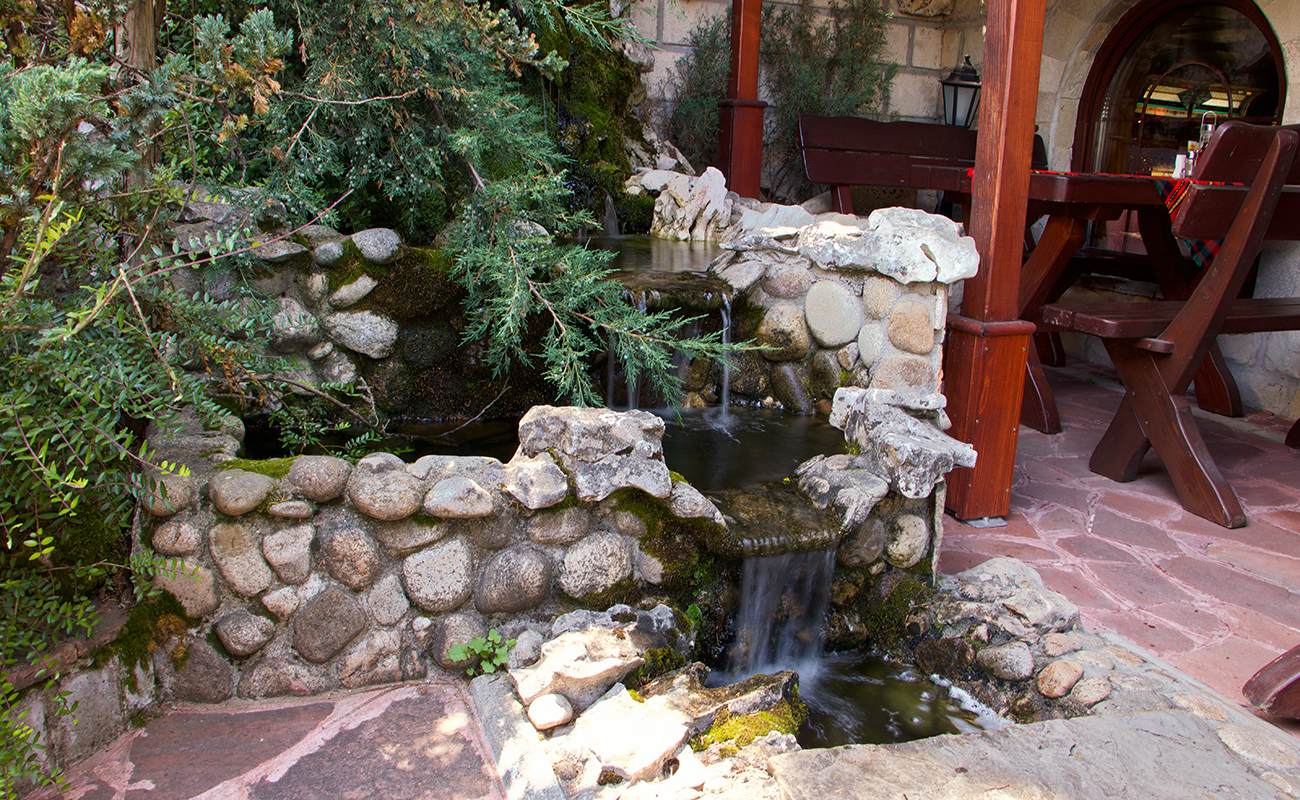 Alpin Hotel Borovets-Letnja basta.jpg