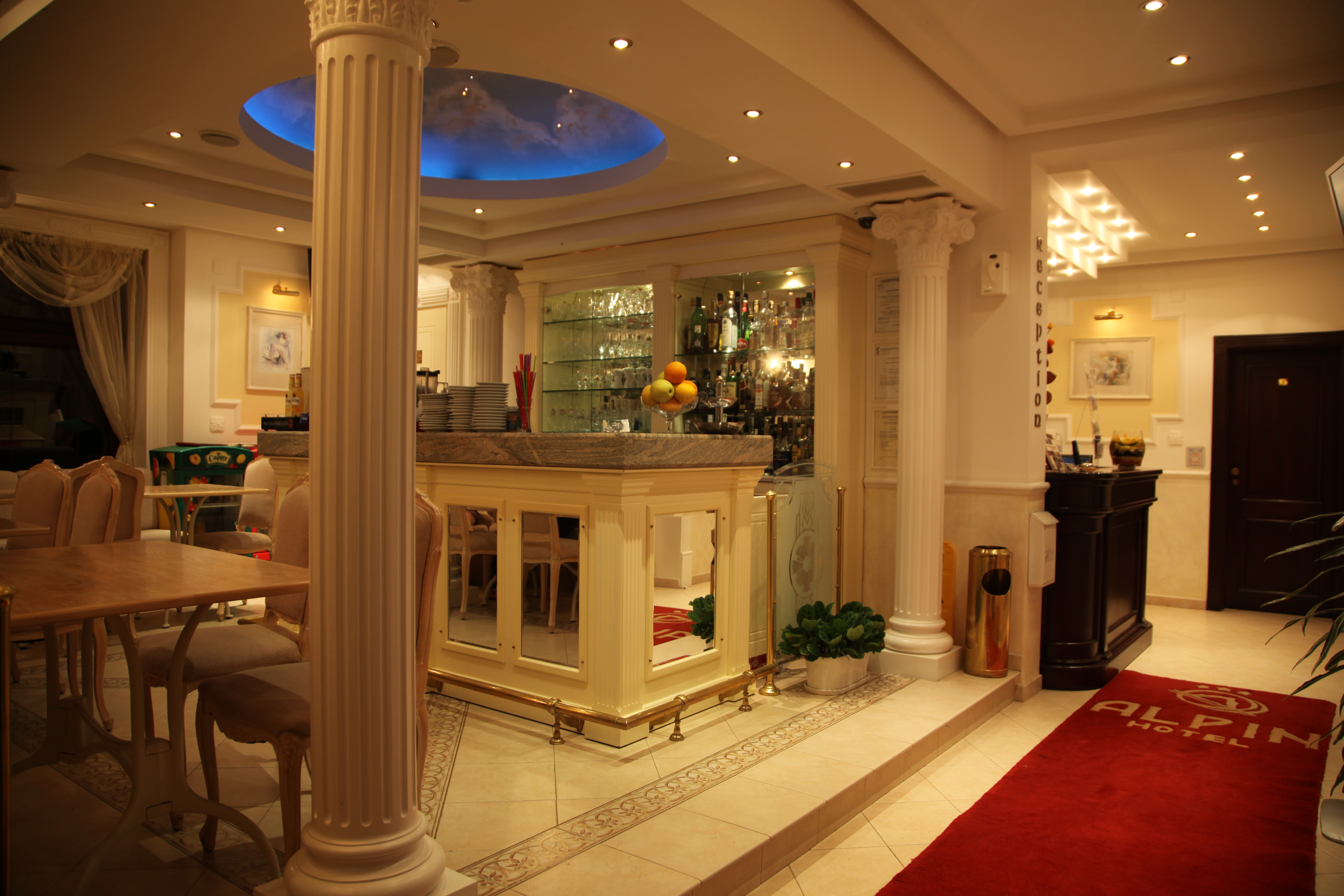 Alpin Hotel-Lobby bar.JPG