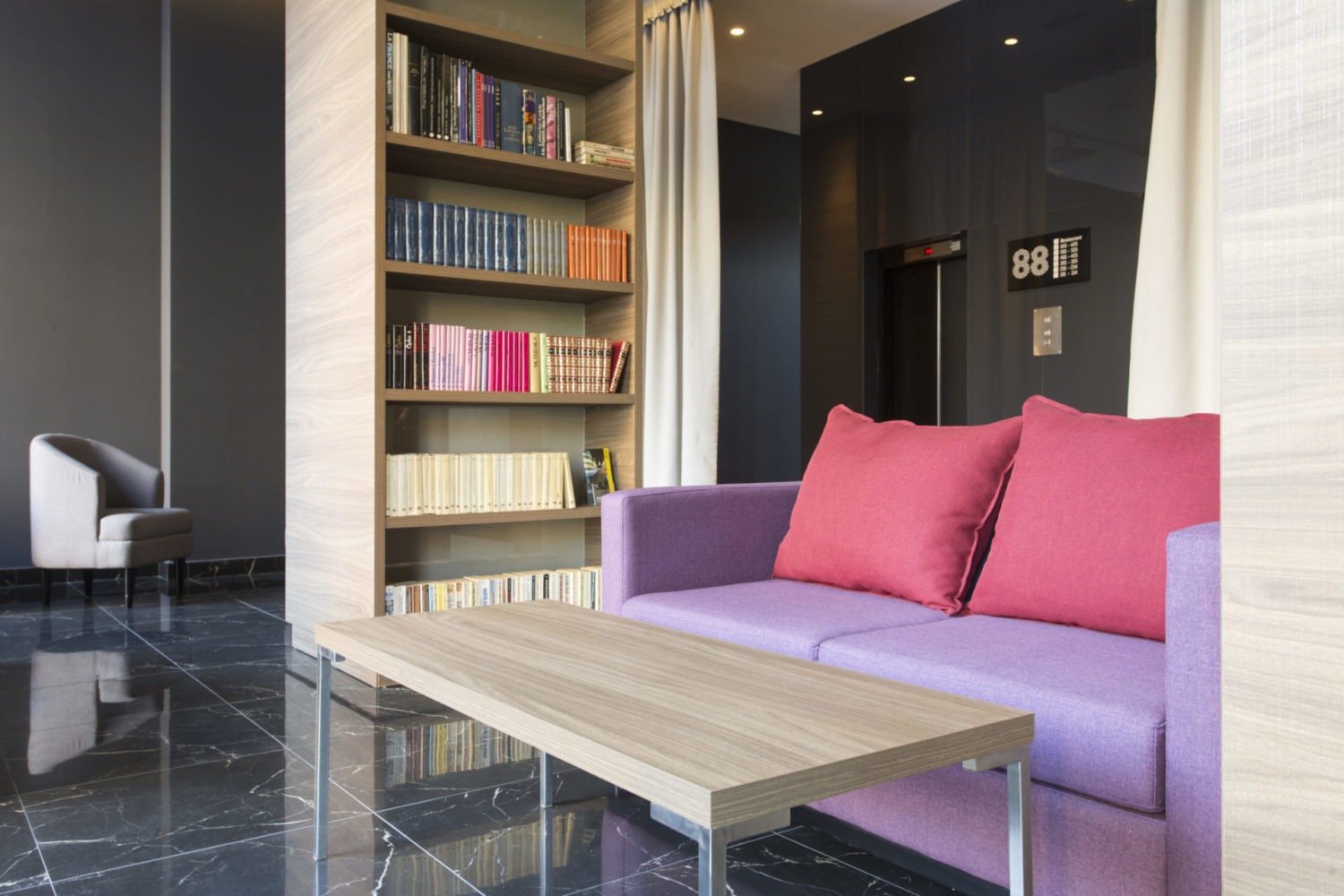 88 Rooms Hotel - lobi.jpg