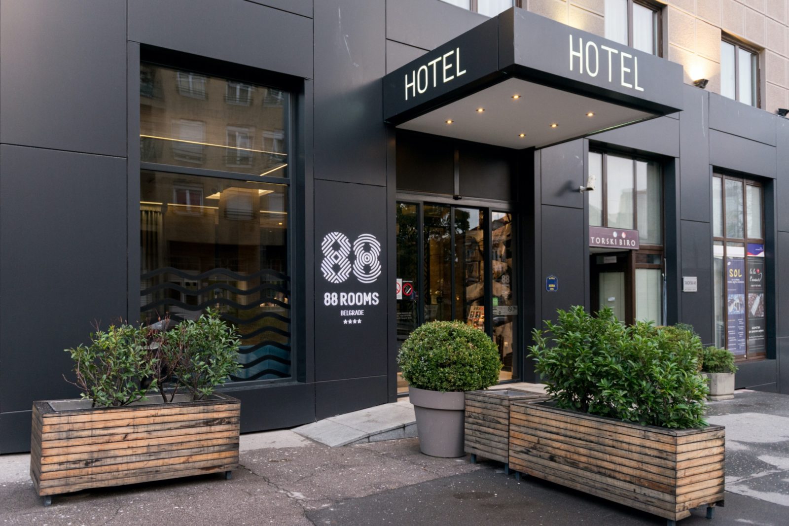 88 Rooms Hotel - ulaz u hotel.jpg