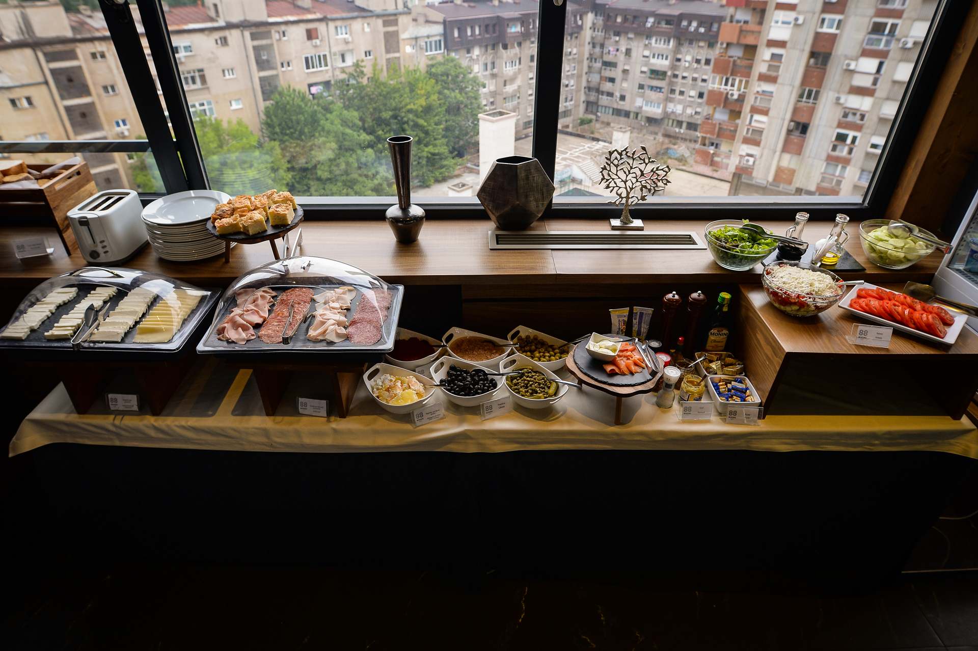 88 Rooms Hotel - švedski sto iz drugog ugla.jpg