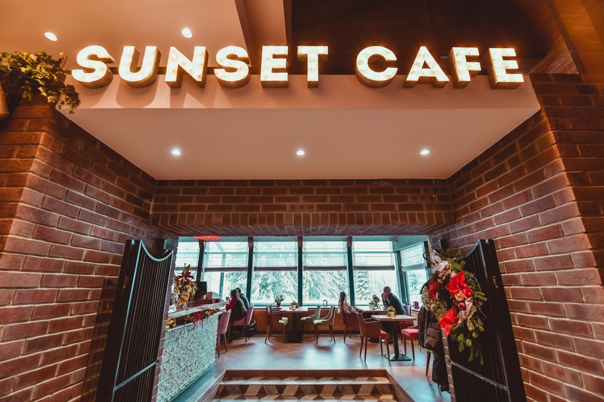 Hotel Putnik - ulaz i cafe.jpg