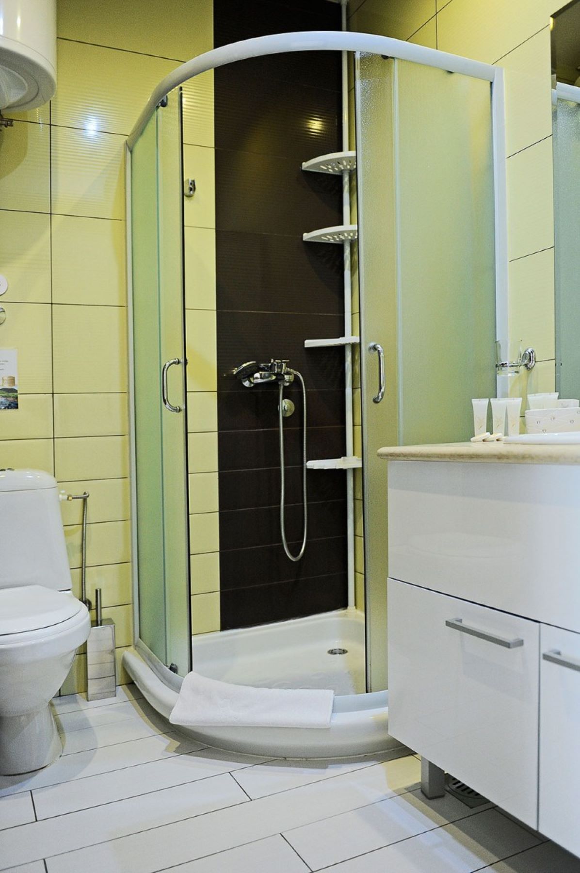 Kraljevi Čardaci - Apartman - tuš kabina.jpg