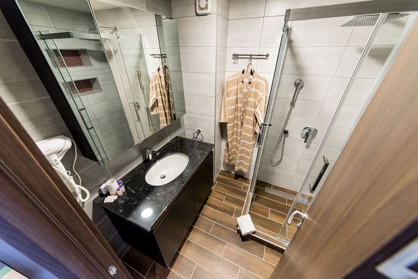 Kraljevi Čardaci - Standard double room - kupatilo.jpg