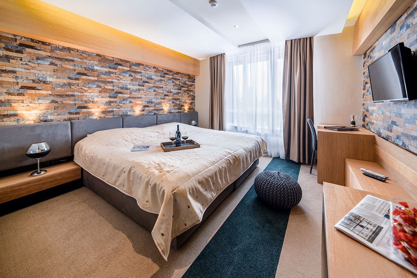 Kraljevi Čardaci - Standard double room - pogled na francuski ležaj.jpg