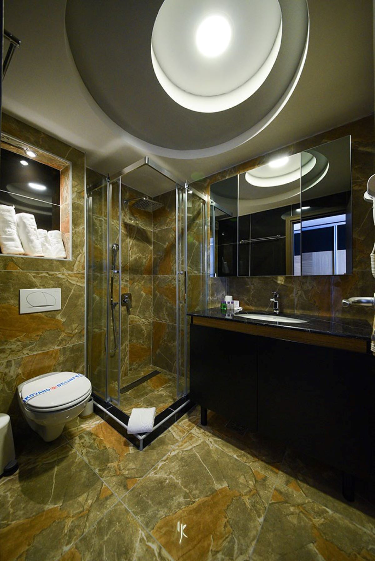 Kraljevi Čardaci - Standard double room - tuš kabina.jpg