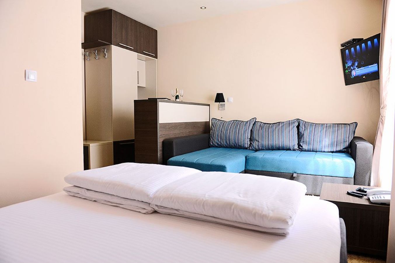 Kraljevi Čardaci - apartman - pogled na ležajeve.jpg