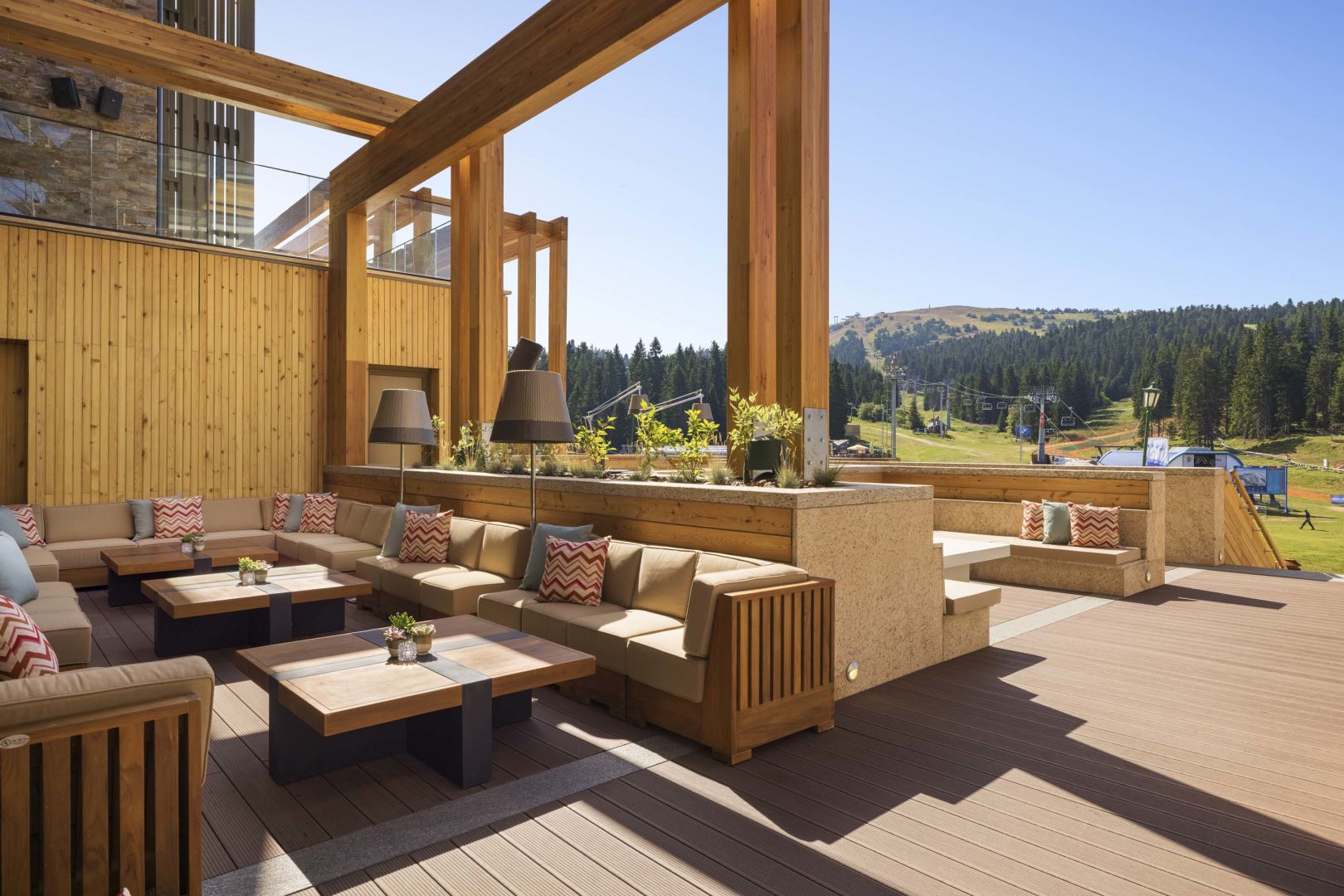 Hotel Viceroy Kopaonik-Terasa bara.jpg