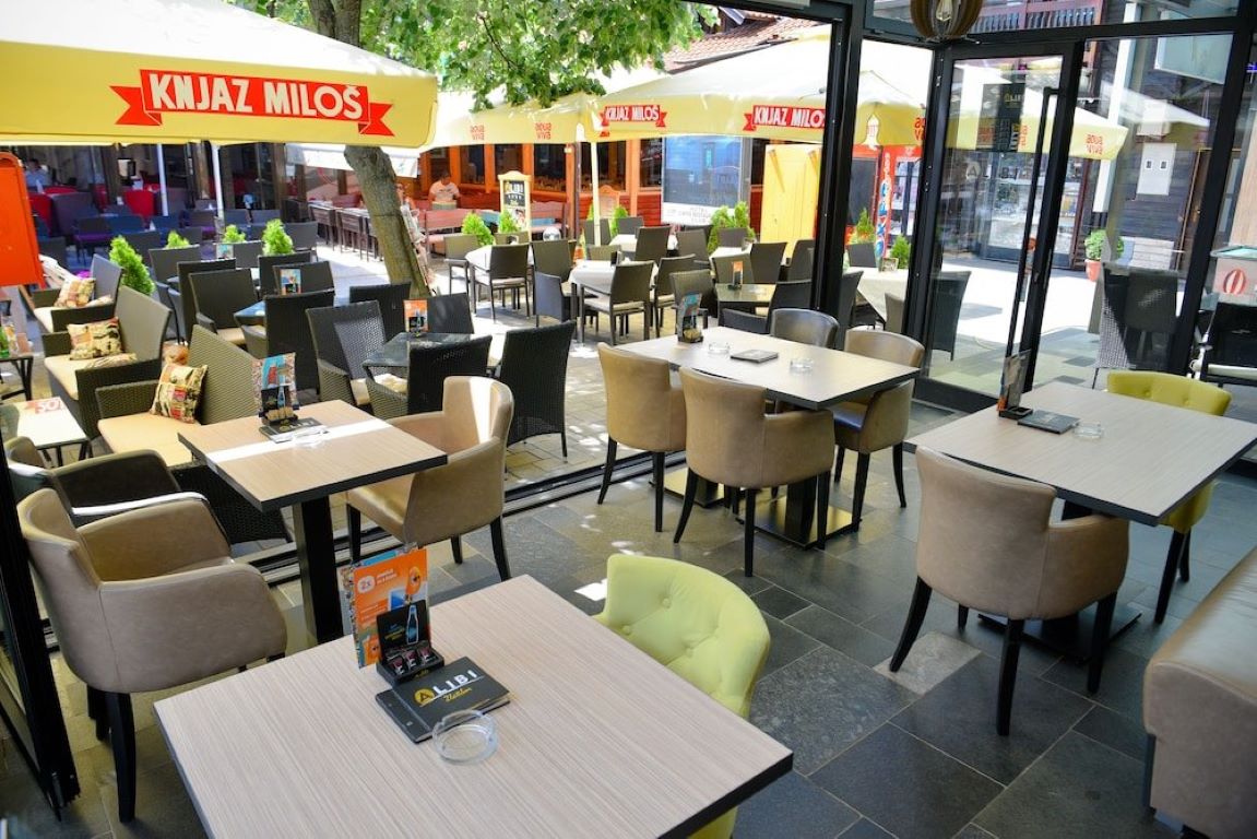 Alibi Zlatibor Inn-Terasa bara.jpg