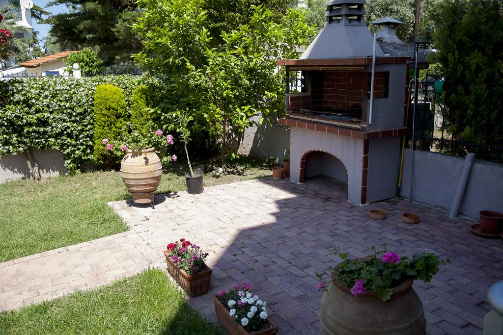 Hotel Eleni 4 Season garden 1.jpg