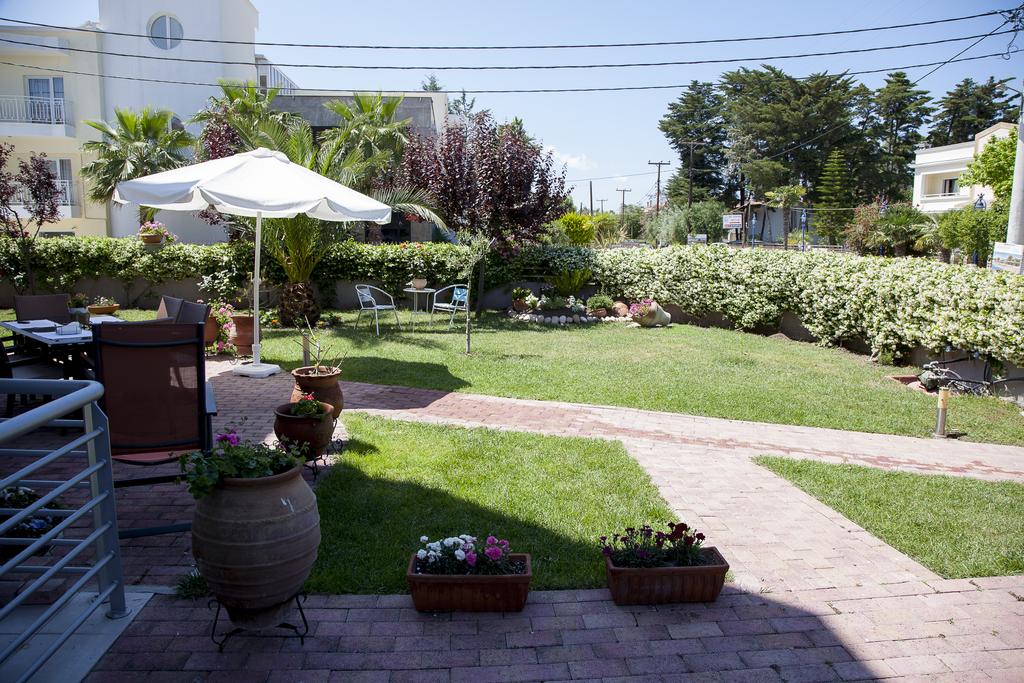 Hotel Eleni 4 Season garden 2.jpg