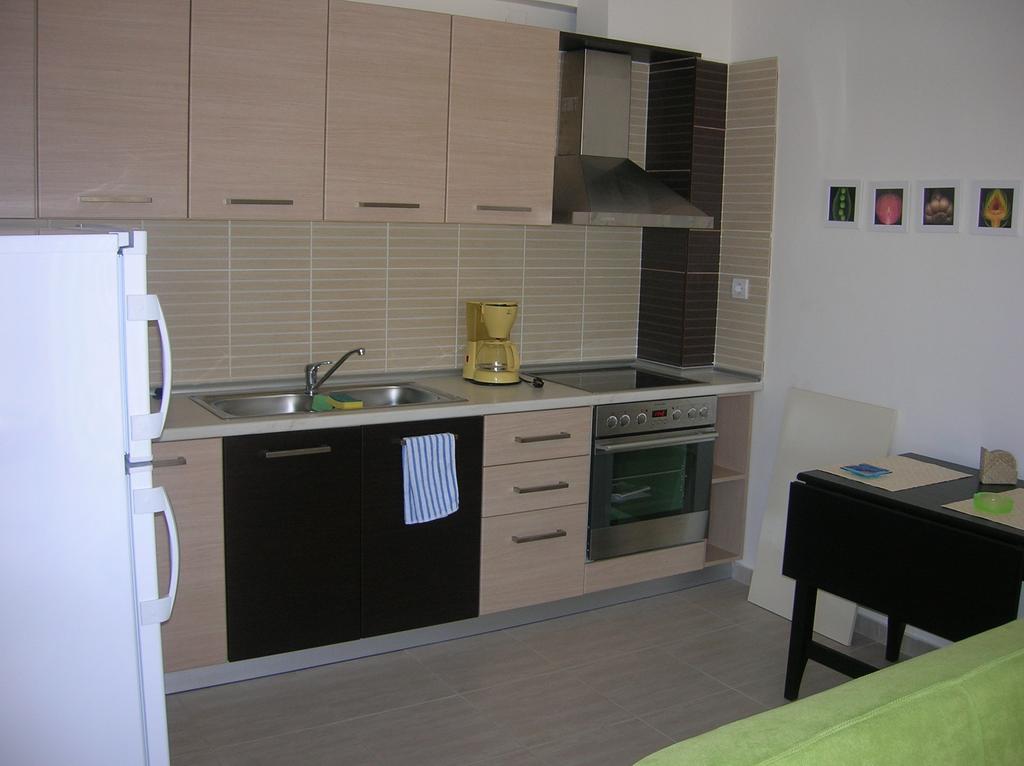 Hotel Eleni 4 Season kitchen.jpg