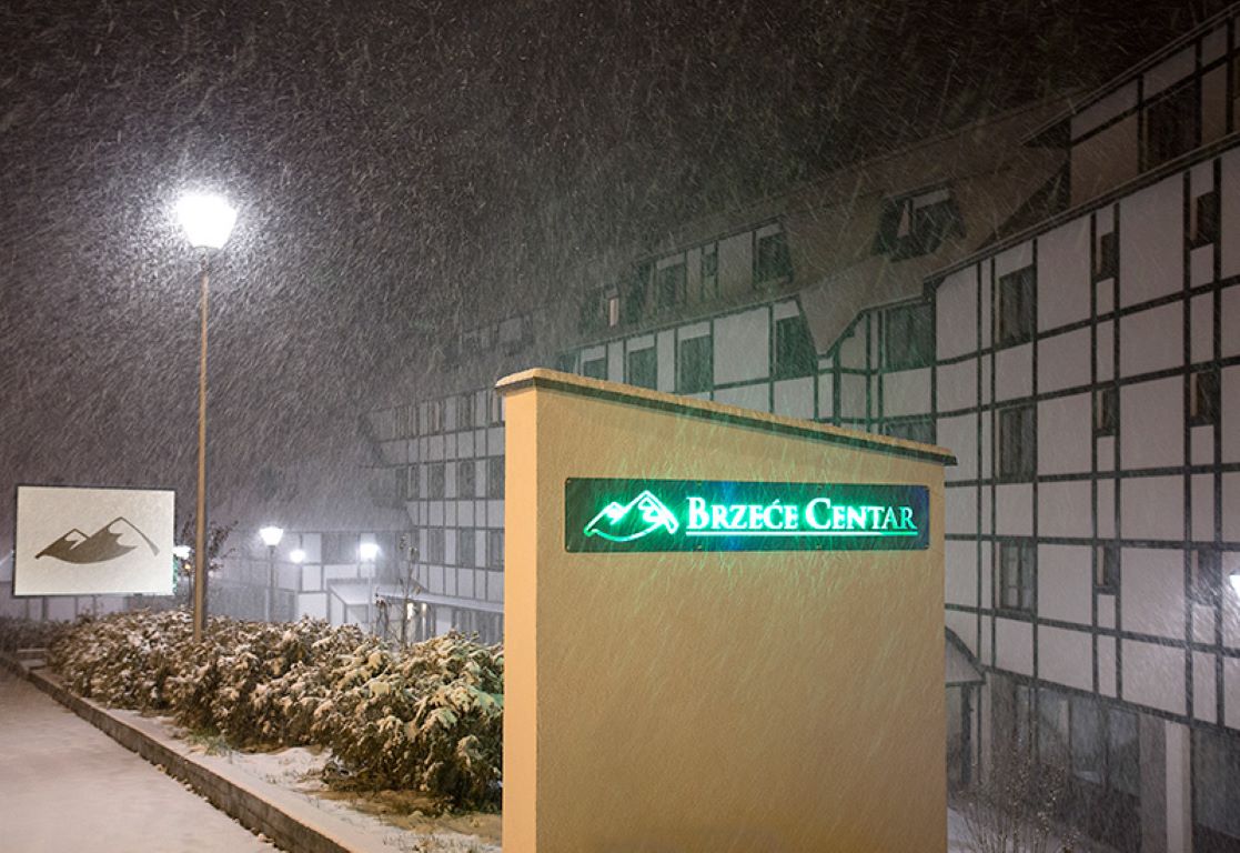 Brzece Center Apartments-Prilaz hotelu.jpg