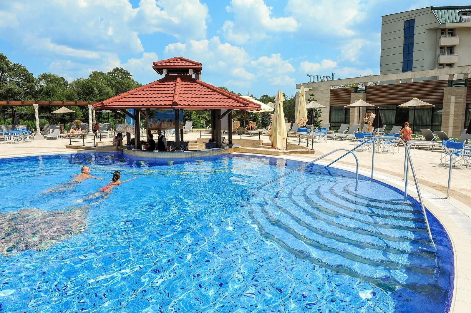 Hotel Izvor - bar pored bazena.png
