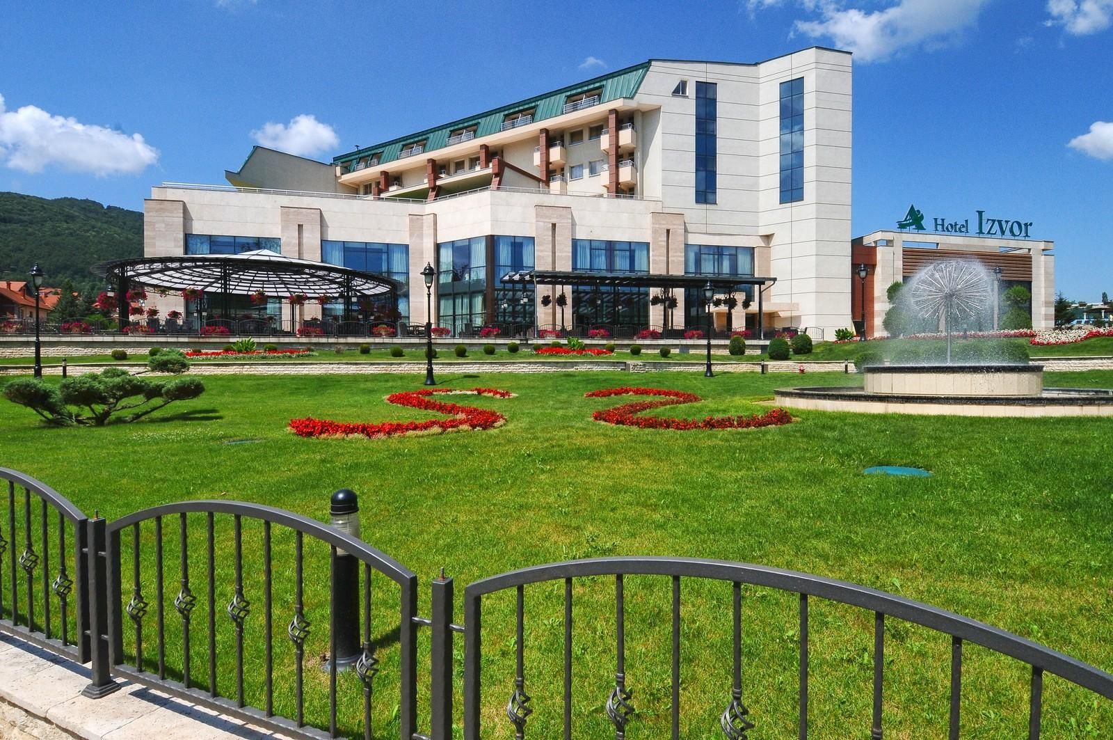 Hotel Izvor - bašta hotela.png