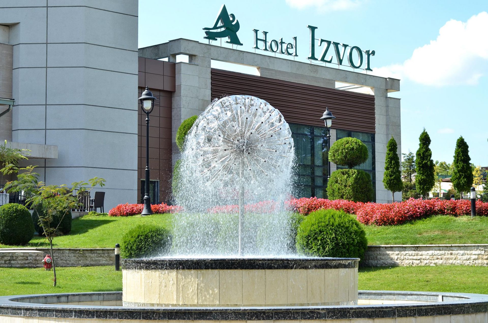 Hotel Izvor - fontana ispred hotela.png