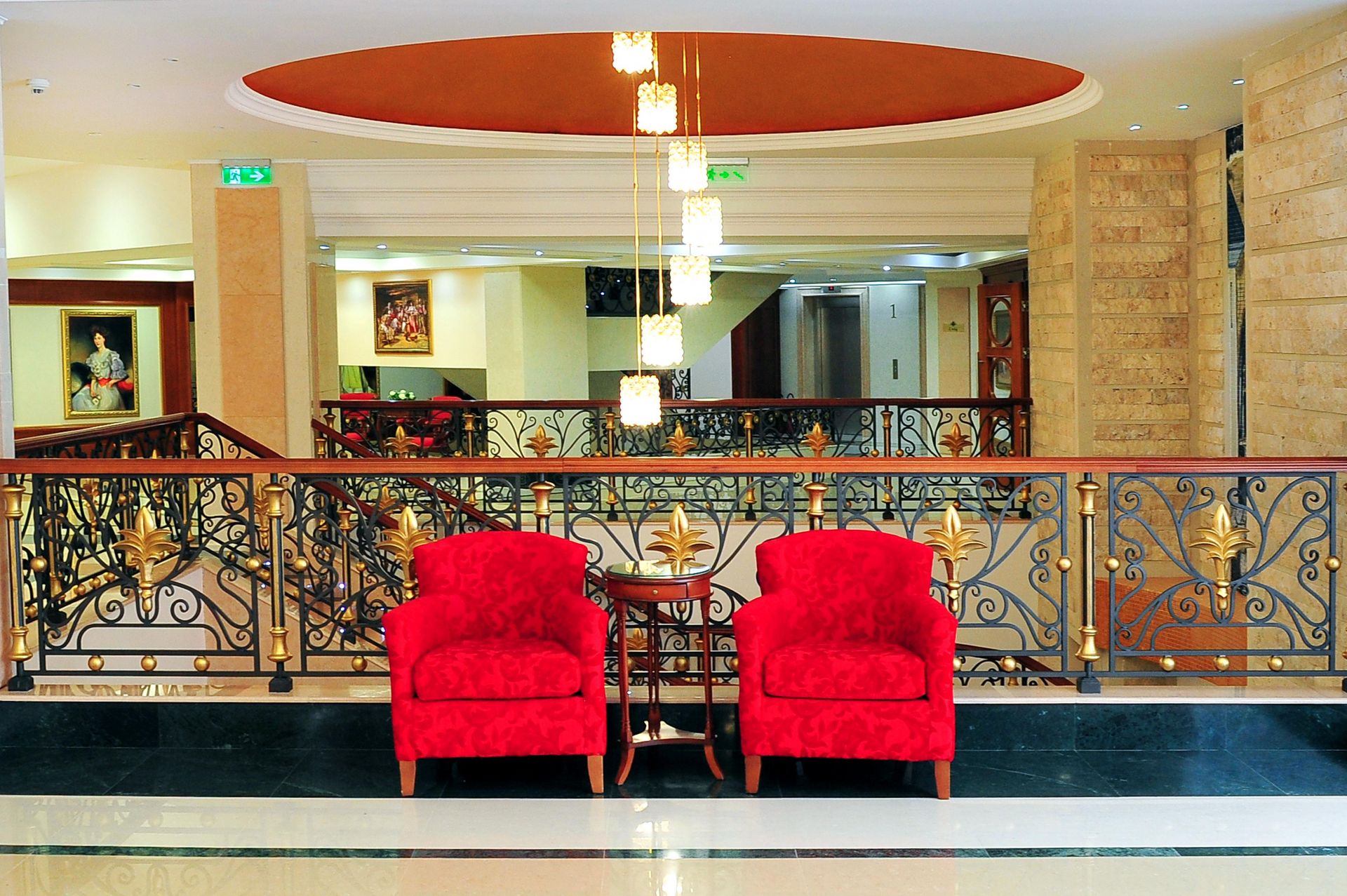 Hotel Izvor - fotelje u hodniku.png