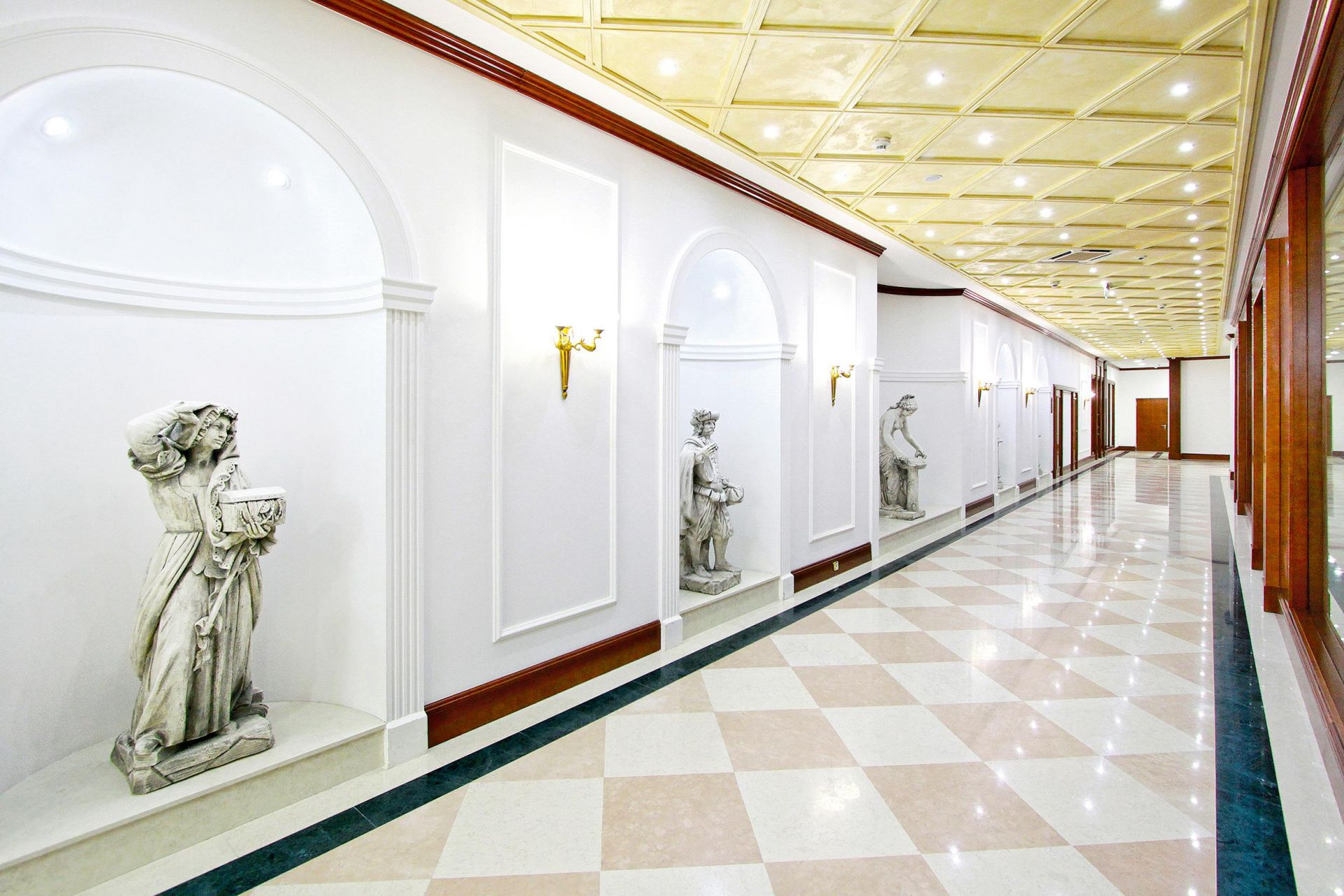 Hotel Izvor - hodnik.png