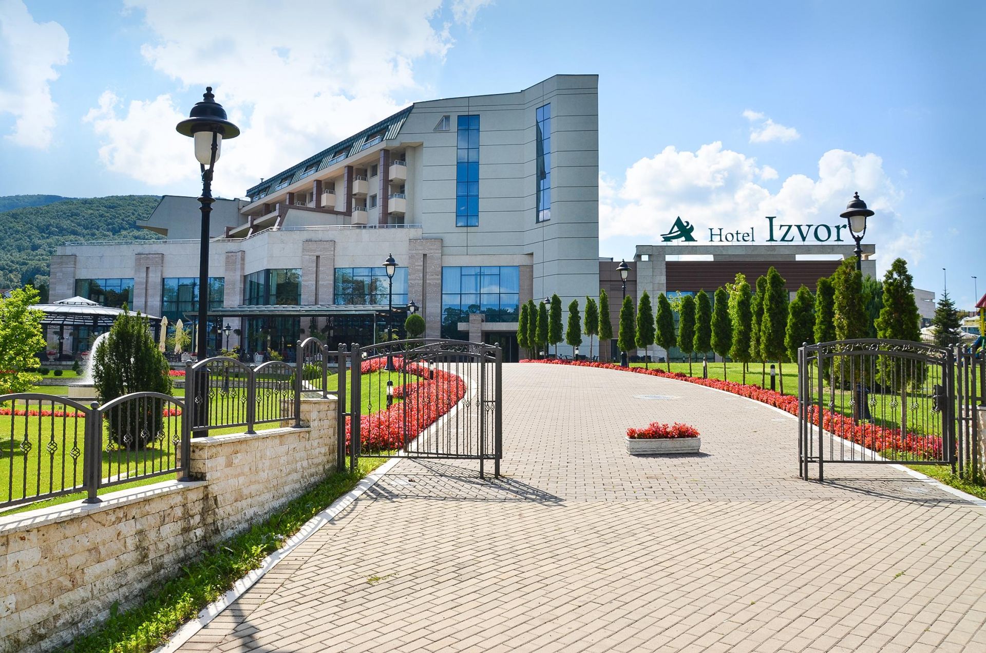 Hotel Izvor - kapija hotela.png